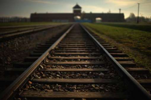 Raíles de tren que desembocan en Auschwitz